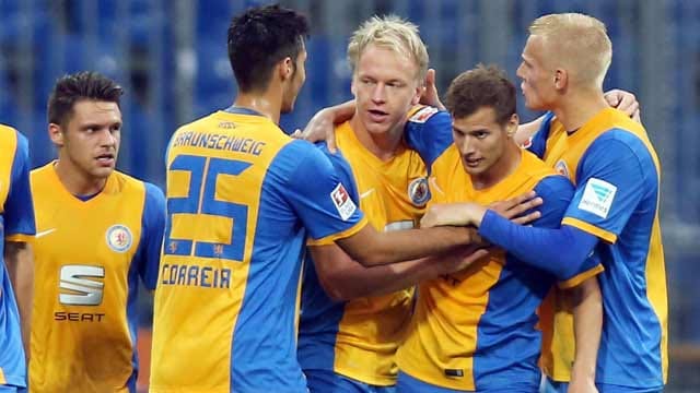 Die Braunschweiger Spieler beglückwünschen Stürmer Havard Nielsen (Mitte) zu seinem vierten Saisontreffer. Die Braunschweiger Spieler beglückwünschen Stürmer Havard Nielsen (Mitte) zu seinem vierten Saisontreffer.