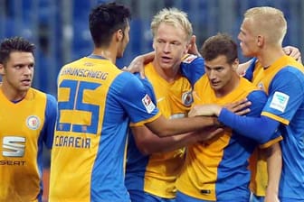 Die Braunschweiger Spieler beglückwünschen Stürmer Havard Nielsen (Mitte) zu seinem vierten Saisontreffer.