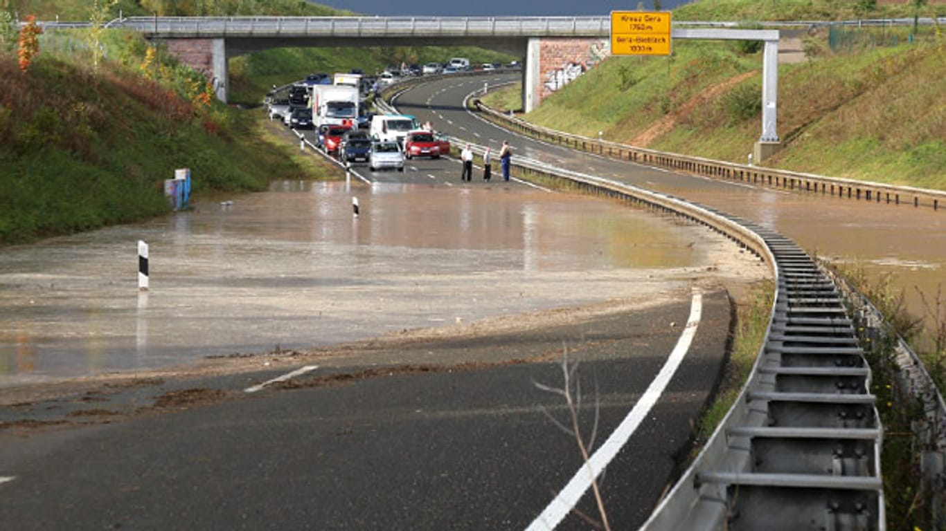 Nix ging mehr: Die Bundesstraße 92 bei Gera stand gestern unter Wasser