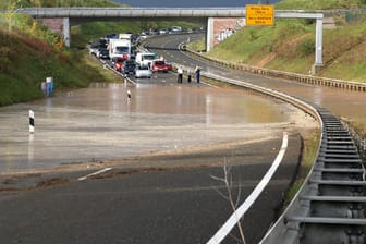 Nix ging mehr: Die Bundesstraße 92 bei Gera stand gestern unter Wasser