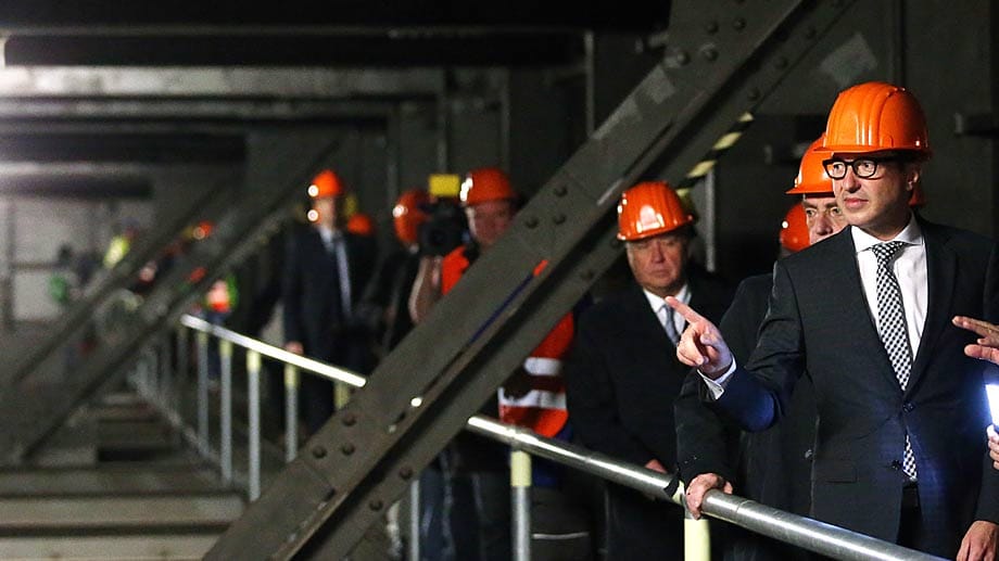 Verkehrsminister Alexander Dobrindt nimmt die Schäden an der Rheinbrücke bei Leverkusen unter die Lupe.