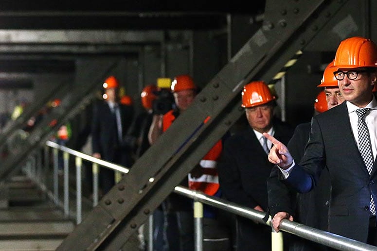 Verkehrsminister Alexander Dobrindt nimmt die Schäden an der Rheinbrücke bei Leverkusen unter die Lupe.