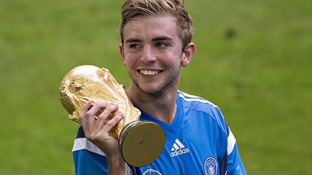 Christoph Kramer hat sich eine Replik der WM-Trophäe für das heimischen Wohnzimmer bestellt. Christoph Kramer hat sich eine Replik der WM-Trophäe für das heimischen Wohnzimmer bestellt.