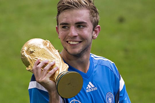 Christoph Kramer hat sich eine Replik der WM-Trophäe für das heimischen Wohnzimmer bestellt.