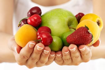Obst ist bekanntlich gesund, kann sich durch einseitige Ernährung jedoch negativ auswirken.