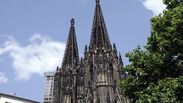 Mann stürzt sich von Domspitze