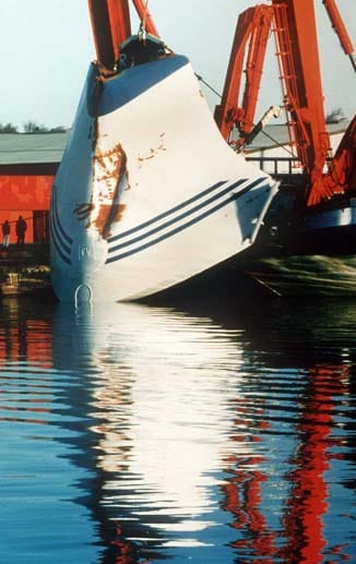 Estonia: Die Bugklappe der "Estonia" wird im Hafen von Hanko in Finnland auf den Kai gehoben.