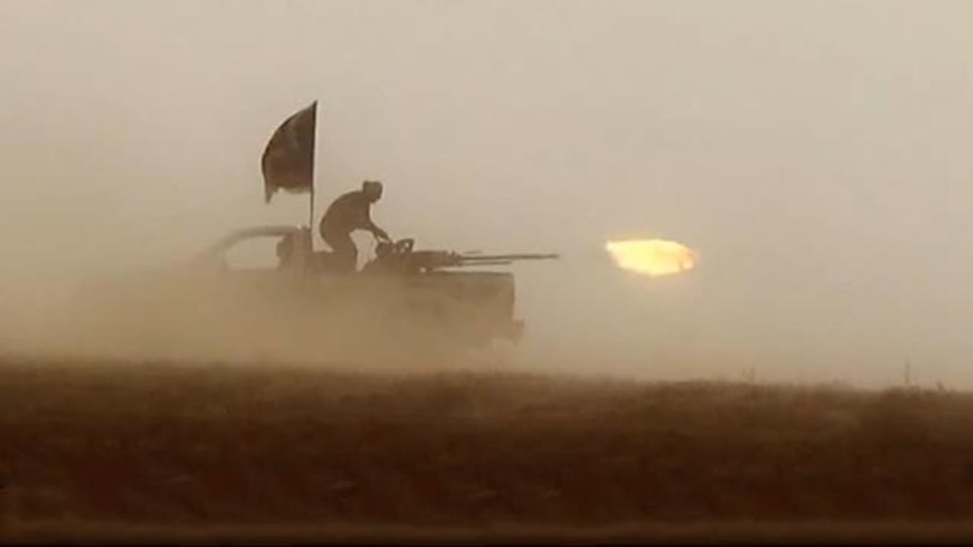 IS-Kämpfer jagen in einem schwer bewaffneten Pick-Up durch den Irak - jetzt sollen sie auch Chemiewaffen einsetzen.