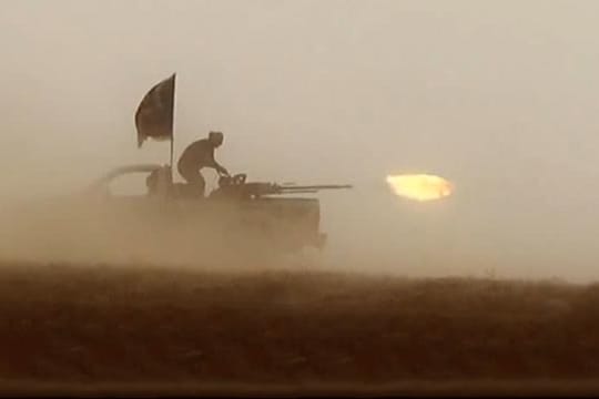 IS-Kämpfer jagen in einem schwer bewaffneten Pick-Up durch den Irak - jetzt sollen sie auch Chemiewaffen einsetzen.