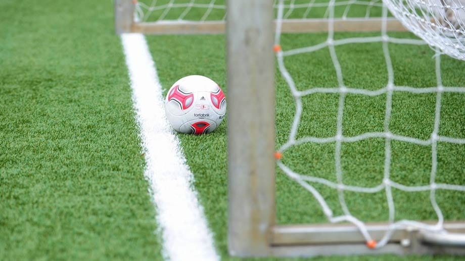 Ab Juli 2015 könnte es die Torlinientechnologie in der Bundesliga geben. Ab Juli 2015 könnte es die Torlinientechnologie in der Bundesliga geben.