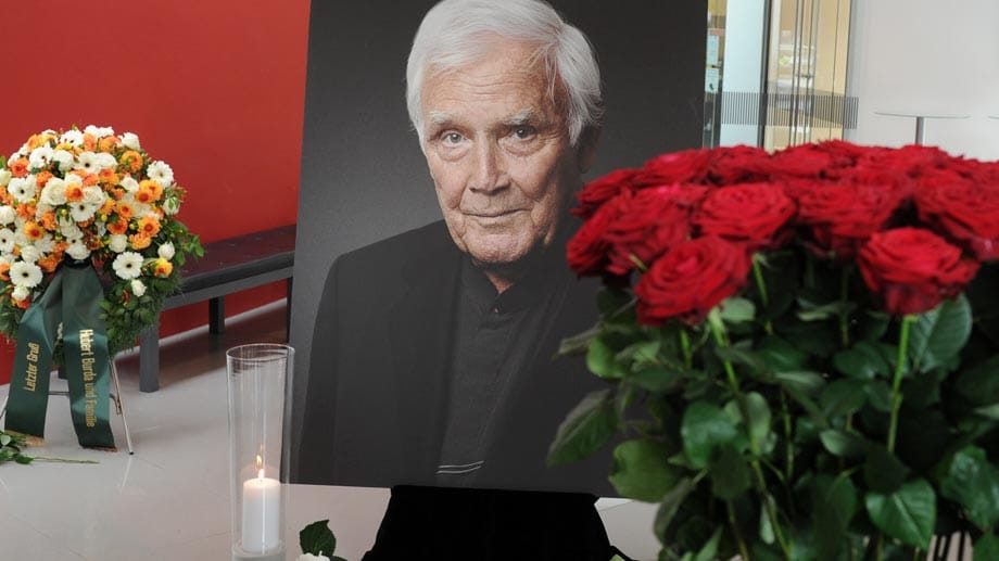 Es war ein emotionaler Abschied mit vielen Erinnerungen und noch mehr Tränen. Bei der Trauerfeier für die Film- und Fernsehlegende Joachim Fuchsberger wurde klar: Bis zuletzt hatte der 87-Jährige die Menschen mit Humor, Herzlichkeit und Offenheit für sich eingenommen.