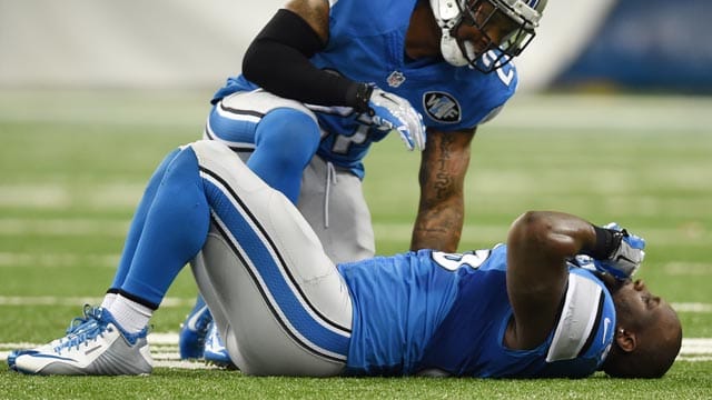 Stephen Tulloch liegt verletzt am Boden.
