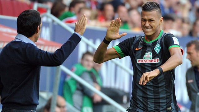 Beim Duell gegen den FC Augsburg war der Handschlag zwischen Werder-Trainer Robin Dutt (li.) und Torschütze Davie Selke noch erlaubt. Beim Duell gegen den FC Augsburg war der Handschlag zwischen Werder-Trainer Robin Dutt (li.) und Torschütze Davie Selke noch erlaubt.