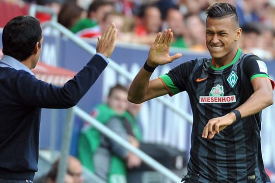 Beim Duell gegen den FC Augsburg war der Handschlag zwischen Werder-Trainer Robin Dutt (li.) und Torschütze Davie Selke noch erlaubt.