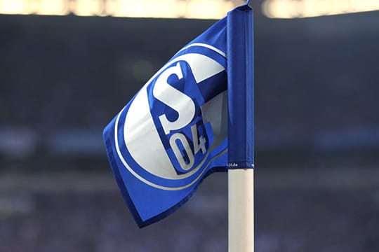 Einige Fans gehen sehr weit, um die Spiele des FC Schalke 04 live im Stadion sehen zu können.