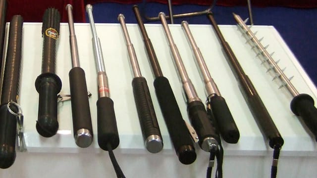 Schlagstöcke mit Metallzacken: Laut Amnesty International hat sich in China ein ganzer Industriezweig auf die Herstellung solcher Instrumente spezialisiert. Schlagstöcke mit Metallzacken: Laut Amnesty International hat sich in China ein ganzer Industriezweig auf die Herstellung solcher Instrumente spezialisiert.