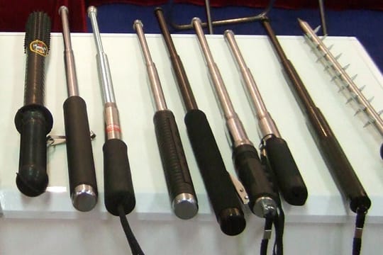 Schlagstöcke mit Metallzacken: Laut Amnesty International hat sich in China ein ganzer Industriezweig auf die Herstellung solcher Instrumente spezialisiert.