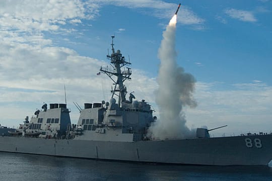 Eine Tomahawk-Rakete wird von einem amerikanischen Kriegsschiff abgefeuert (Archivbild)