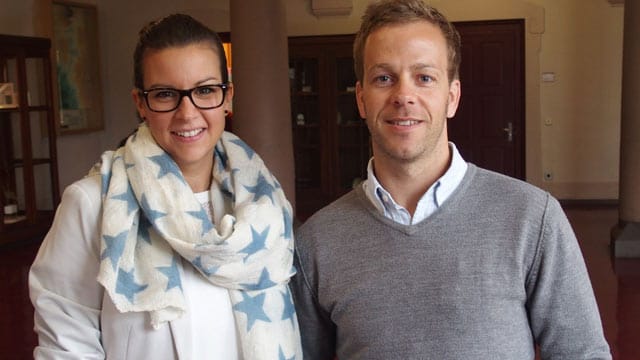 Constanze Kober und Thorsten Puderbach sind Lehrer an einem Hamburger Gymnasium. Ihr Unterricht wurde ein halbes Jahr vom ZDF mit Kameras begleitet.