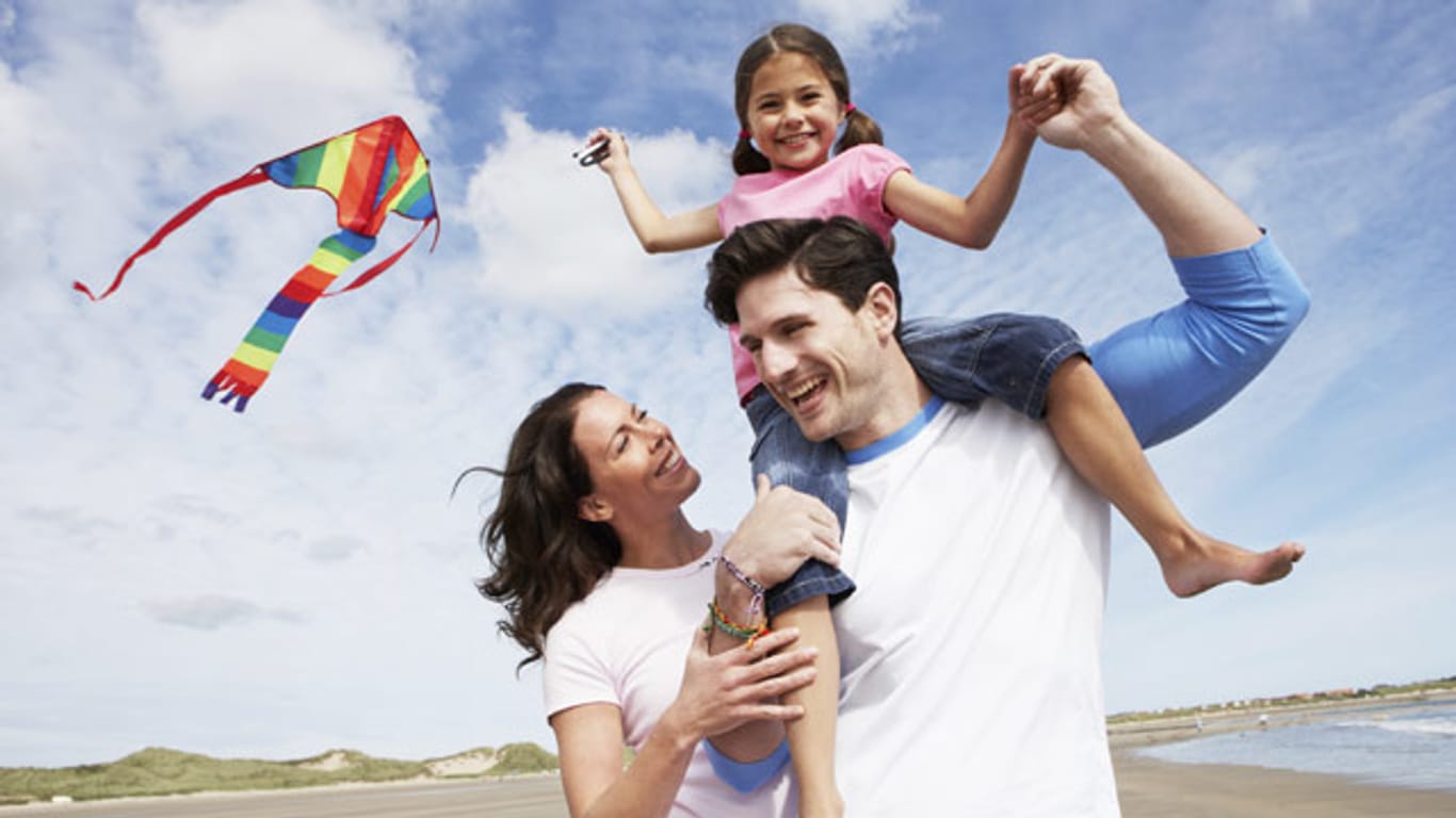 Wenn Ihr neuer Partner das Vertrauen Ihres Kindes gewinnt, können Sie eine neue glückliche Familie gründen.