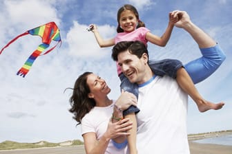Wenn Ihr neuer Partner das Vertrauen Ihres Kindes gewinnt, können Sie eine neue glückliche Familie gründen.