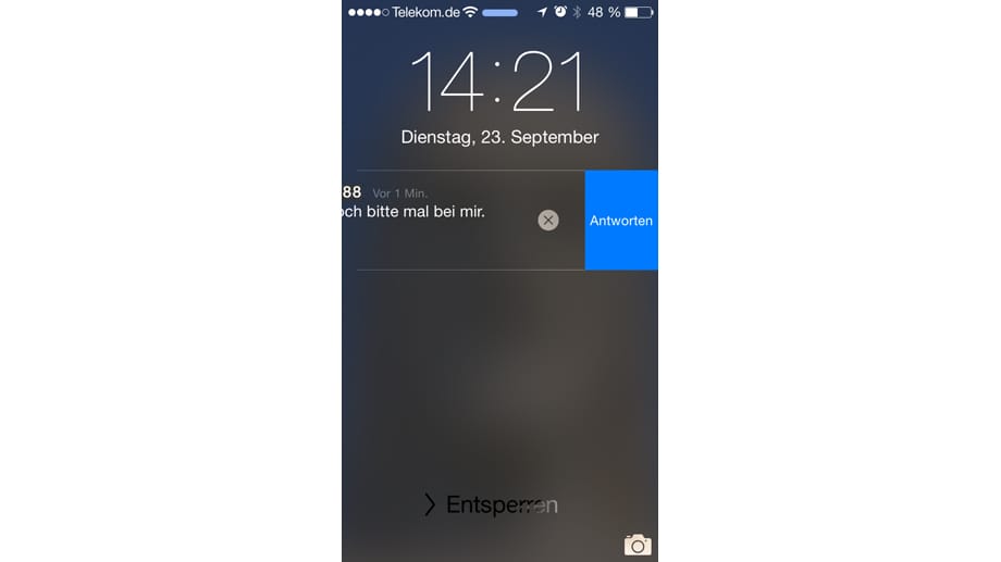 Auf SMS- und iMessage Nachrichten kann direkt auf dem Sperrbildschirm geantwortet werden.
