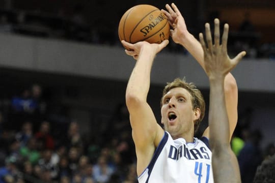 Dirk Nowitzki beim Wurf