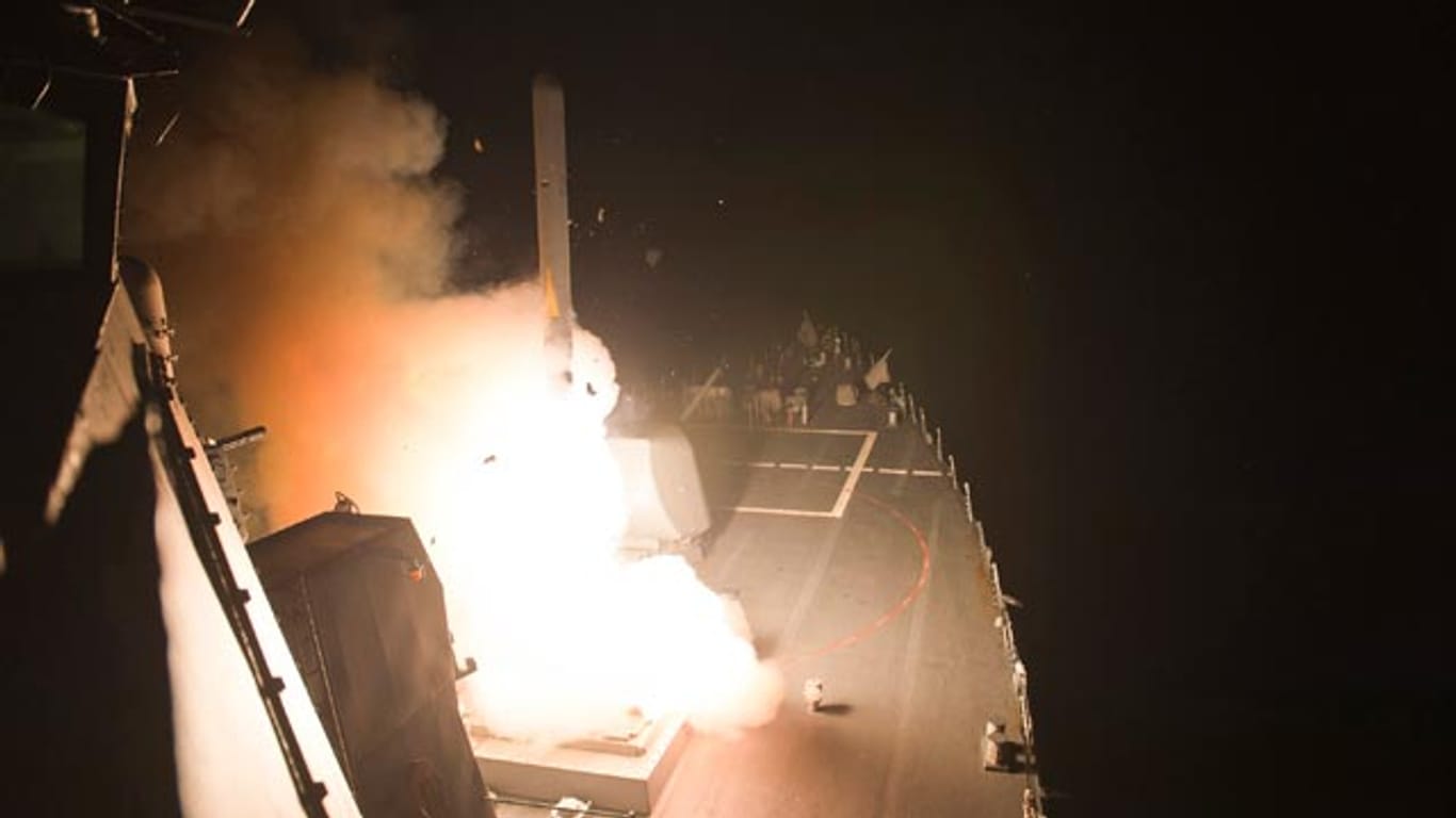 Während des Angriffs der USA auf Stellungen der IS in Syrien wird eine Tomahawk-Rakete von einem amerikanischen Kriegsschiff abgefeuert.