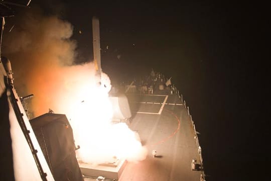 Während des Angriffs der USA auf Stellungen der IS in Syrien wird eine Tomahawk-Rakete von einem amerikanischen Kriegsschiff abgefeuert.