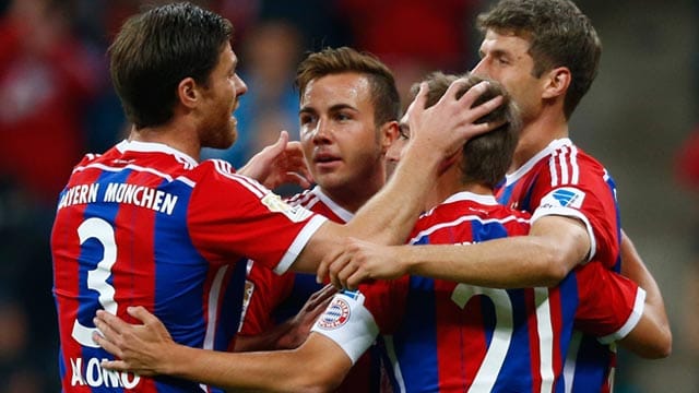 Glückwünsche für Bayerns ersten Torschützen Mario Götze (2.v.li.)