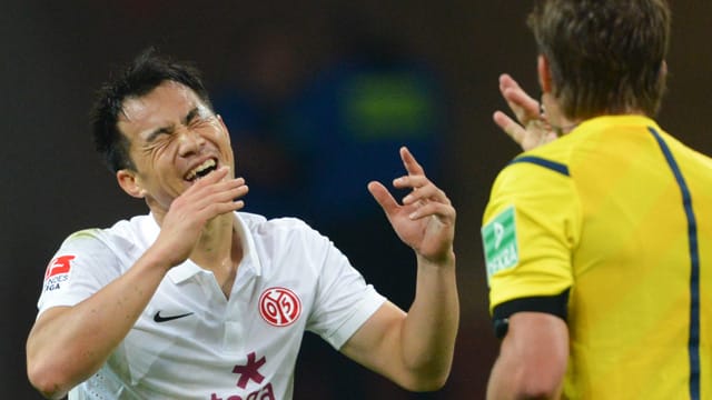 Kein Elfmeter für Mainz: Torschütze Shinji Okazaki (links) will die Entscheidung von Schiedsrichter Felix Brych nicht wahr haben. Kein Elfmeter für Mainz: Torschütze Shinji Okazaki (links) will die Entscheidung von Schiedsrichter Felix Brych nicht wahr haben.