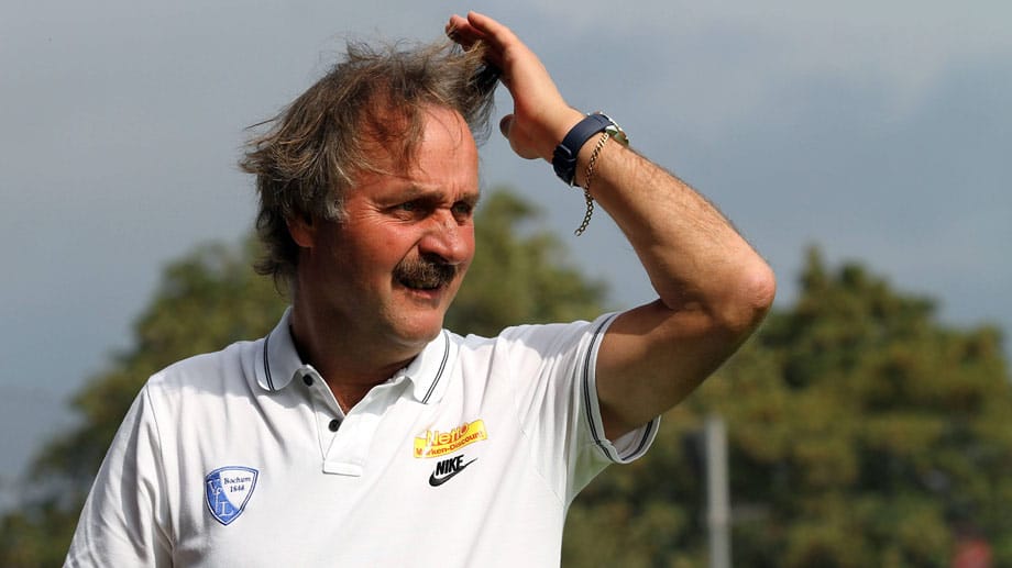 Peter Neururer versucht beim Training des VfL Bochum seine Haare zu bändigen.