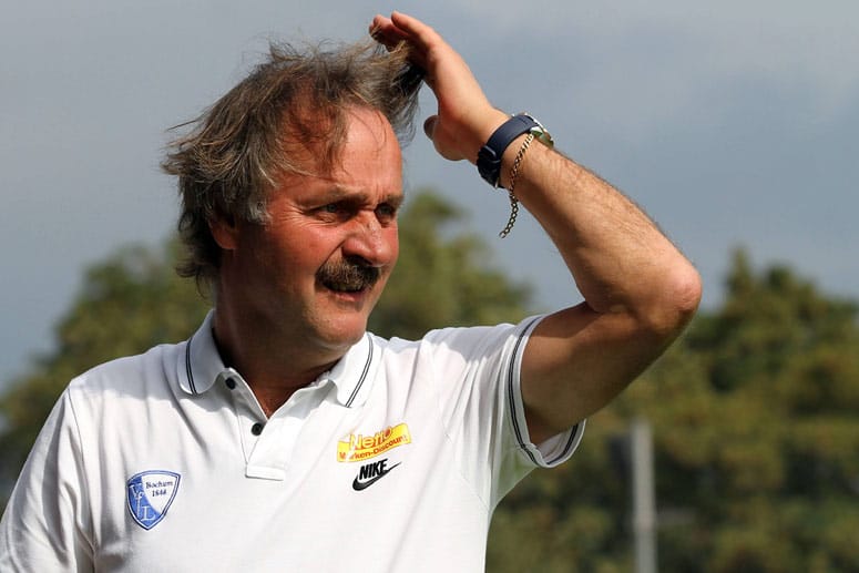 Peter Neururer versucht beim Training des VfL Bochum seine Haare zu bändigen.