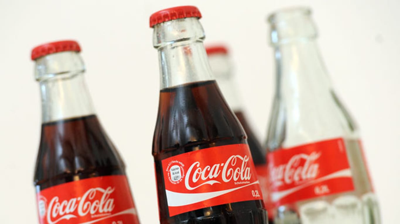 Coca Cola will kleinere Flaschen in die Läden bringen.