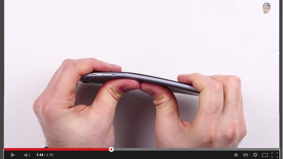 Lou von "Unbox Therapy" biegt hier im YouTube-Video sein iPhone 6 Plus.