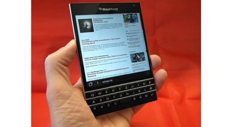 Blackberry Passport: Das ungewöhnliche Format ergibt sich, weil der Hersteller den Bildschirm zugunsten der Tastatur in der Länge beschnitten hat. Das Resultat ist ein quadratisches Display samt einer angenehm großen Tastatur.