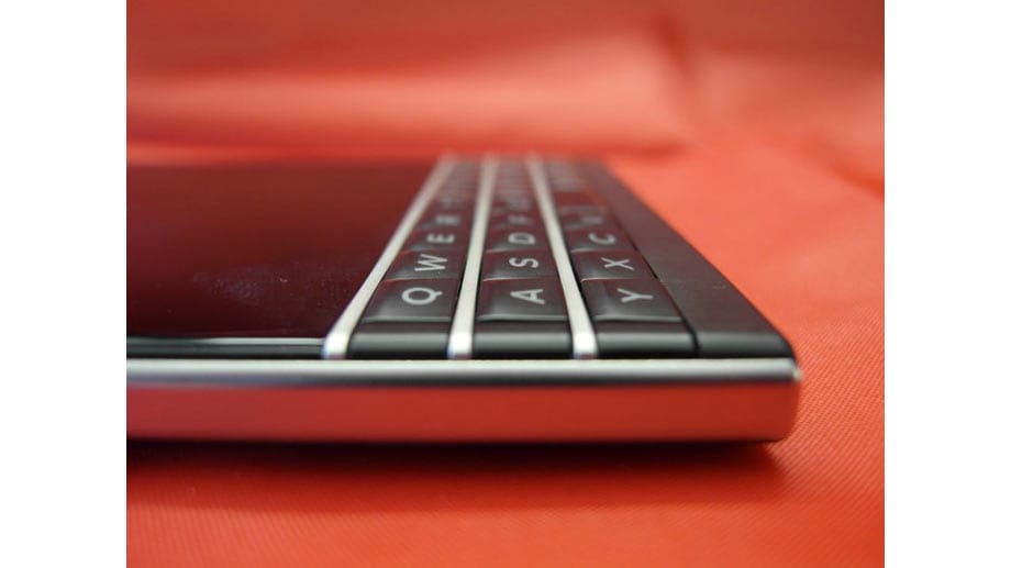 Traum alter Blackberry-Fans: Unter dem quadratischen Bildschirm sitzt die dreireihige Tastatur.