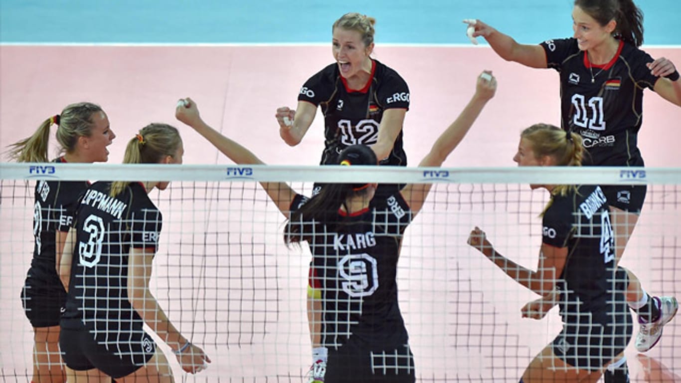 Die deutschen Volleyballerinnen feiern den ersten Erfolg bei der WM 2014.