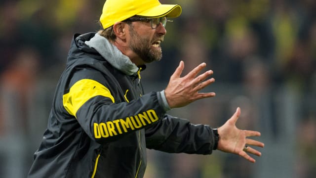 Zum Verzweifeln: Dortmund-Trainer Jürgen Klopp hadert mit den schwachen Defensivleistungen seiner Mannschaft gegen Stuttgart. Zum Verzweifeln: Dortmund-Trainer Jürgen Klopp hadert mit den schwachen Defensivleistungen seiner Mannschaft gegen Stuttgart.