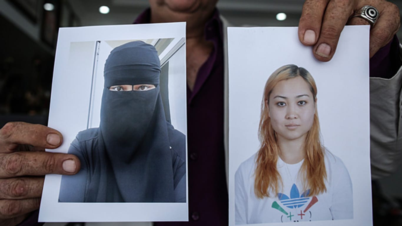 Vorher (rechts) und nachher: ein verzweifelter Sahin Aktan mit Fotos seiner nach Syrien geflohenen Ex-Frau. Heute nennt sie sich "Ummi Abdullah".