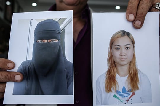 Vorher (rechts) und nachher: ein verzweifelter Sahin Aktan mit Fotos seiner nach Syrien geflohenen Ex-Frau. Heute nennt sie sich "Ummi Abdullah".