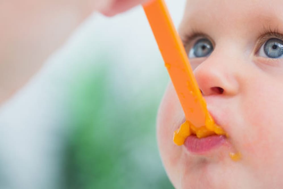 Experten raten Eltern von zugesetztem Zucker in Babynahrung ab.