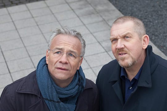 Die Kommissare Ballauf (Klaus J. Behrendt, l.) und Schenk (Dietmar Bär) werden im Tatort "Wahre Liebe" gefühlsduselig.