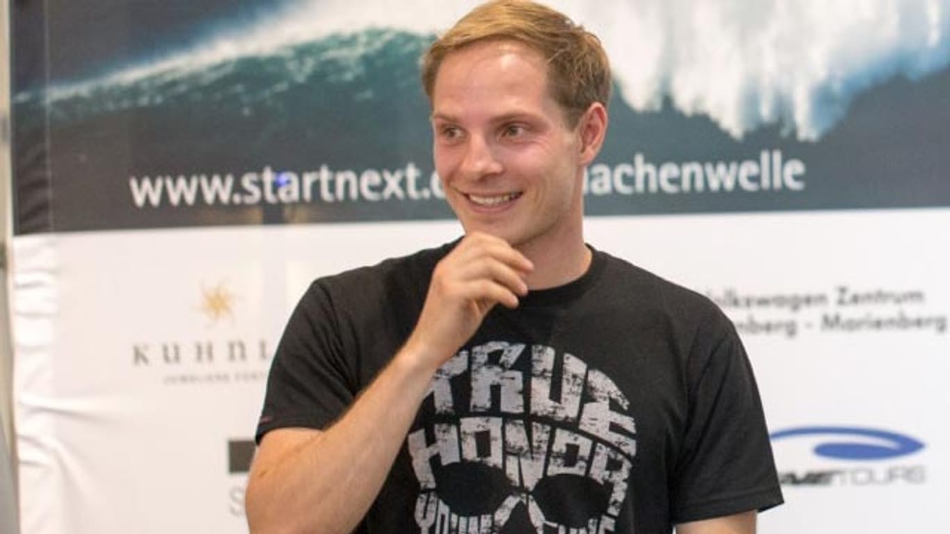 Der Surfer Sebastian Steudtner bei der Vorstellung seines Projekts "Wir machen Welle".