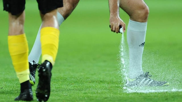 Hier kommt das Freistoßspray bei einer Champions-League-Partie von Borussia Dortmund zum Einsatz.