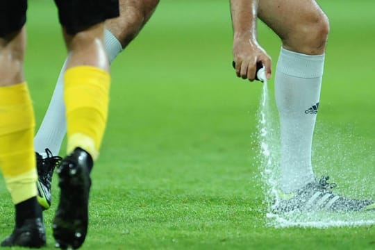 Hier kommt das Freistoßspray bei einer Champions-League-Partie von Borussia Dortmund zum Einsatz.