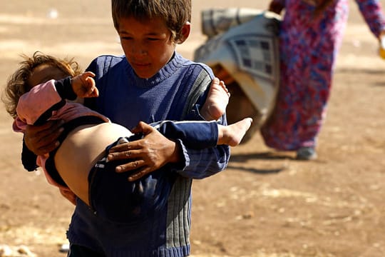 Die Gräueltaten der IS in Syrien und Irak lassen die Flüchtlingsströme ansteigen, das wiederum erhöht die Bereitschaft vieler Deutscher, diesen Menschen Schutz zu bieten