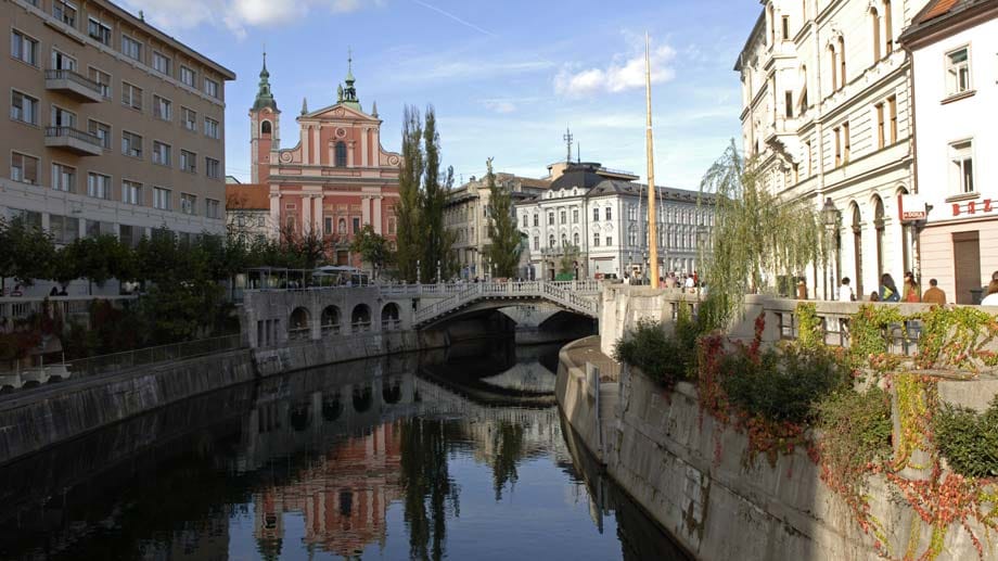 Ljubljana, die Hauptstadt Sloweniens, liegt auf Platz drei der günstigsten Städte. Im Bild zu sehen ist der Fluss Ljubljanica und die Franziskanerkirche.