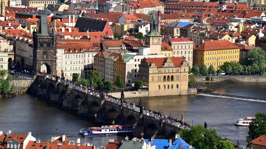 Auch Prag ist mit einem Warenkorbwert von 69 Euro noch günstig - Platz vier! Sehenswert: Die Karlsbrücke endet am Altstädter Brückenturm, der als einer der schönsten Türme Mitteleuropas gilt.
