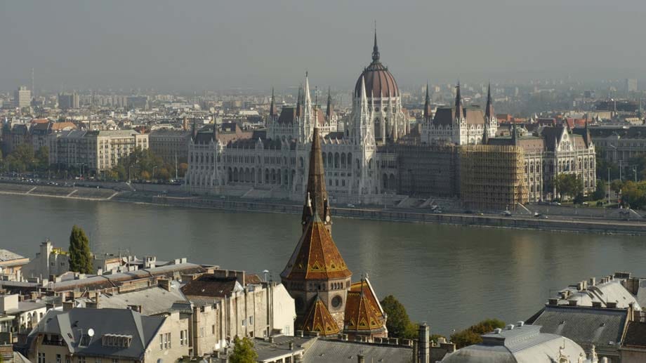 In Budapest, der Hauptstadt Ungarns, zahlten die Tester für den Warenkorb 73 Euro. Auch damit gehört die Metropole noch zu den Top Fünf der günstigsten Städte. Im Bild zu sehen ist das Parlamentsgebäude.
